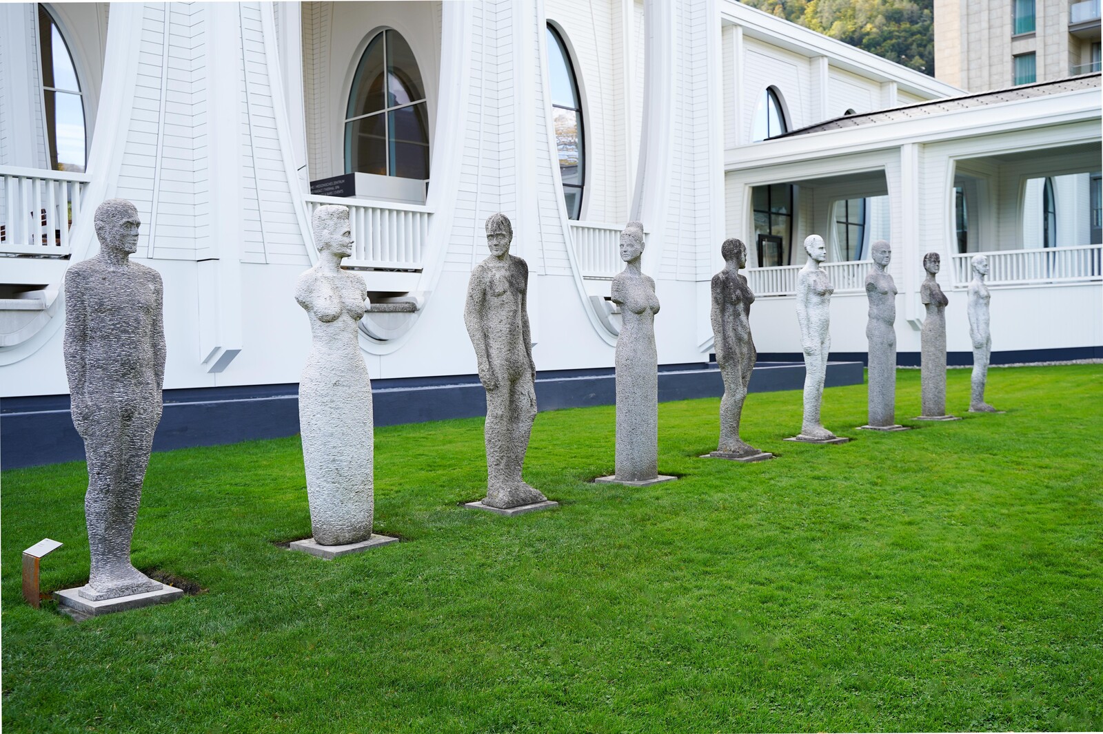 Appia Figuren von Gil Topaz: Vor dem Eingang der Tamina Therme befinden sich diese Werke in einer Reihe. Sie klagen nicht an, sie sind unergründlich und zeigen ihre Gesichtszüge nur verdeckt.