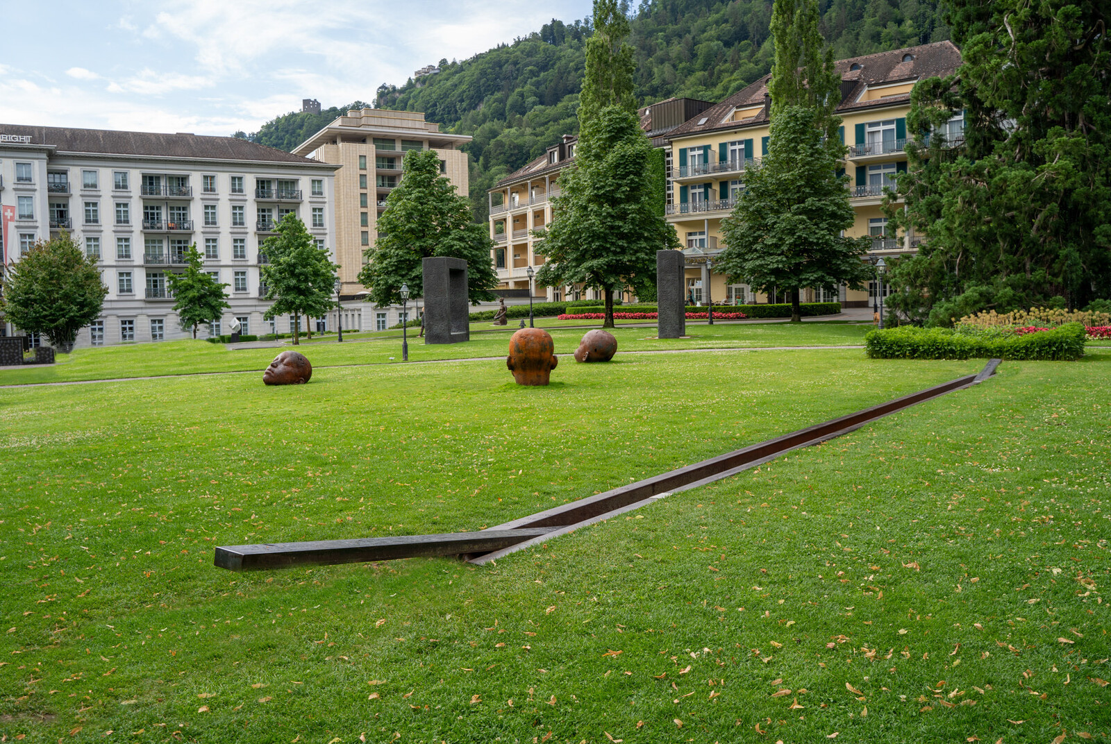 Zwischen von Peter Trachsel: Bereits seit vielen Jahren erfreuen sich Jung und Alt an dieser Skulptur im Kurpark. Bei dieser Spur in der Erde handelt es sich um Kunst zum Angreifen und Berühren.