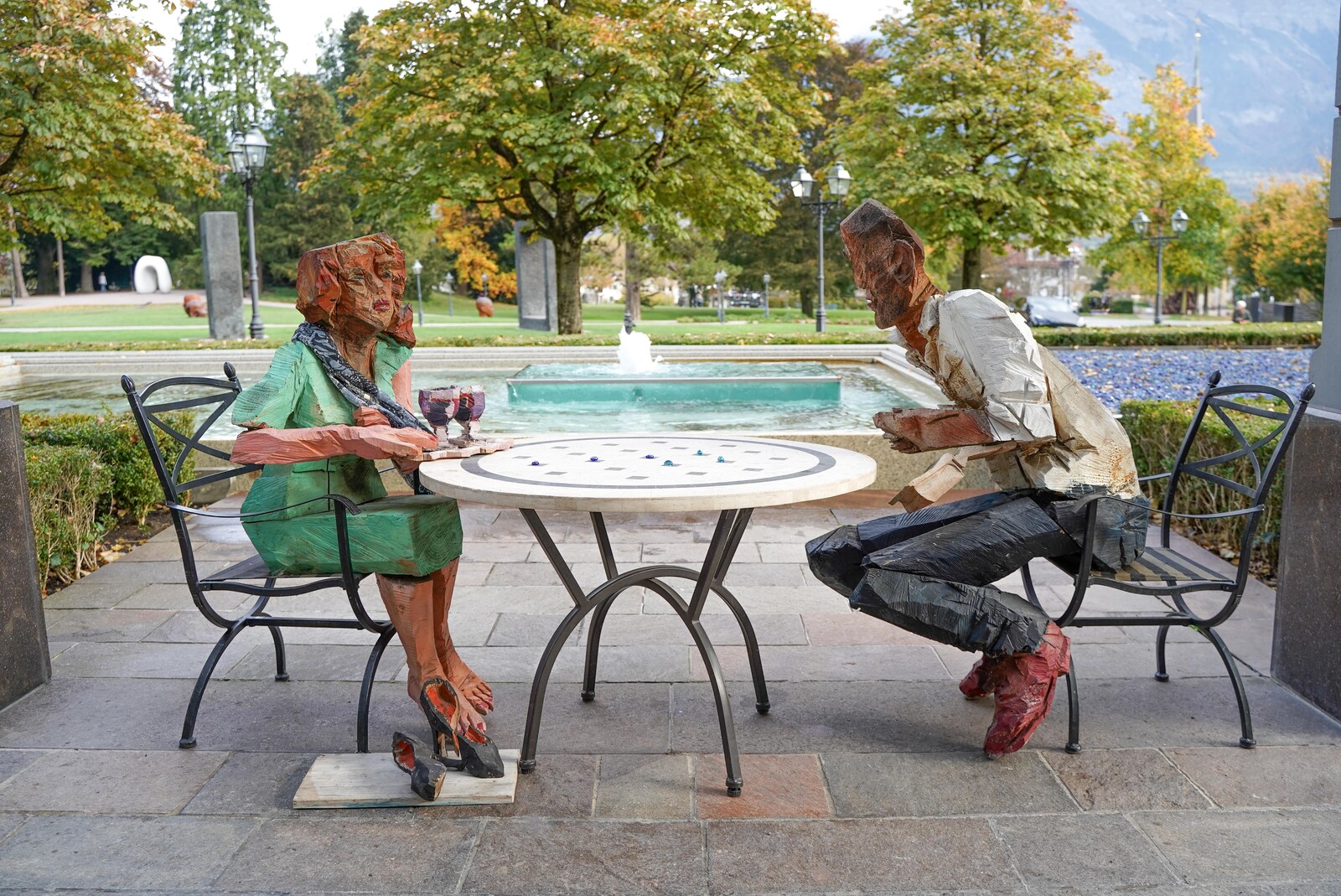 Der Kunstkritiker Benedetto von Schuh von Peter Leisinger, 2012: Die Figuren sind wie ein undeutlicher Traum und doch eindeutig in ihrer Ausstrahlung. Ein wenig schmerzverzerrt scheint sein Gesicht und etwas mitleidig ihre Züge.