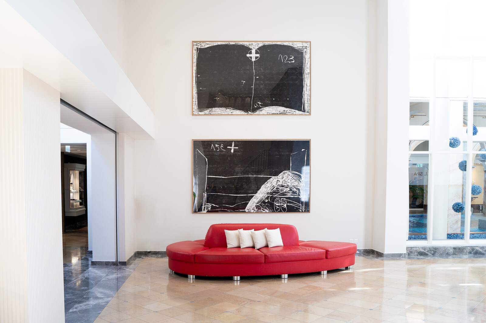 Informelle Kunst von Antoni Tàpies: Tàpies war ein spanischer Maler, Grafiker und Bildhauer. In ihrer archaischen Schlichtheit können diese Lithografien als rein abstrakte Setzungen gelesen werden.