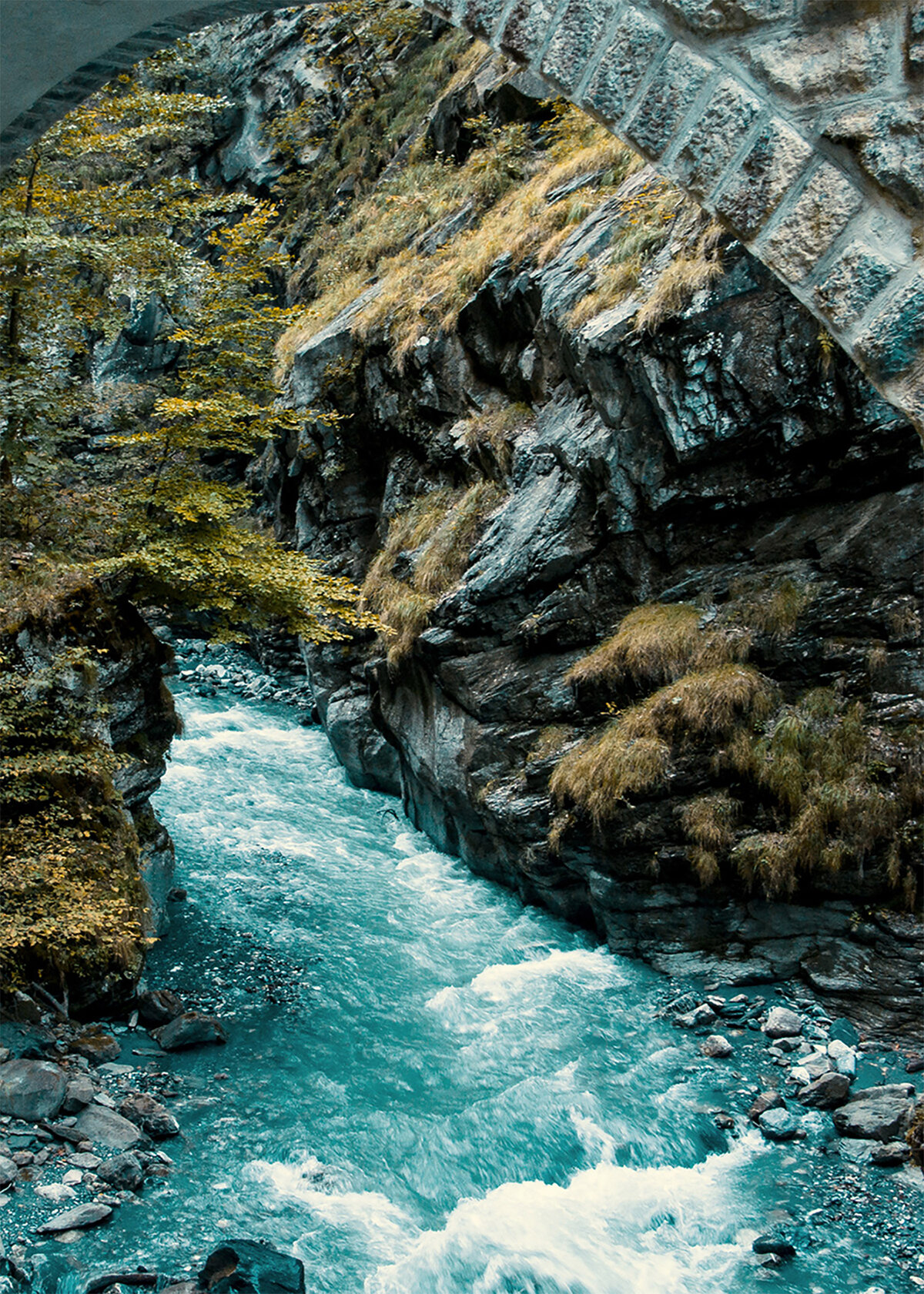 Eine Aufnahme der Taminaschlucht umliegend mit Felsen.