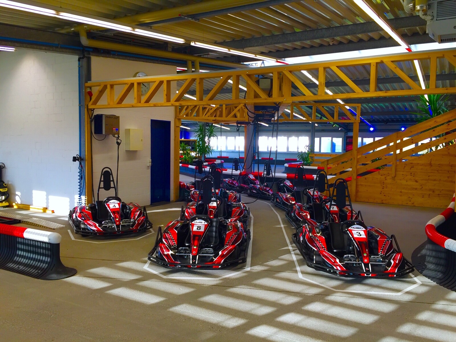 © Kartbahn Nendeln - Geparkte Kartautos auf der Kartbahn warten auf Einsatz