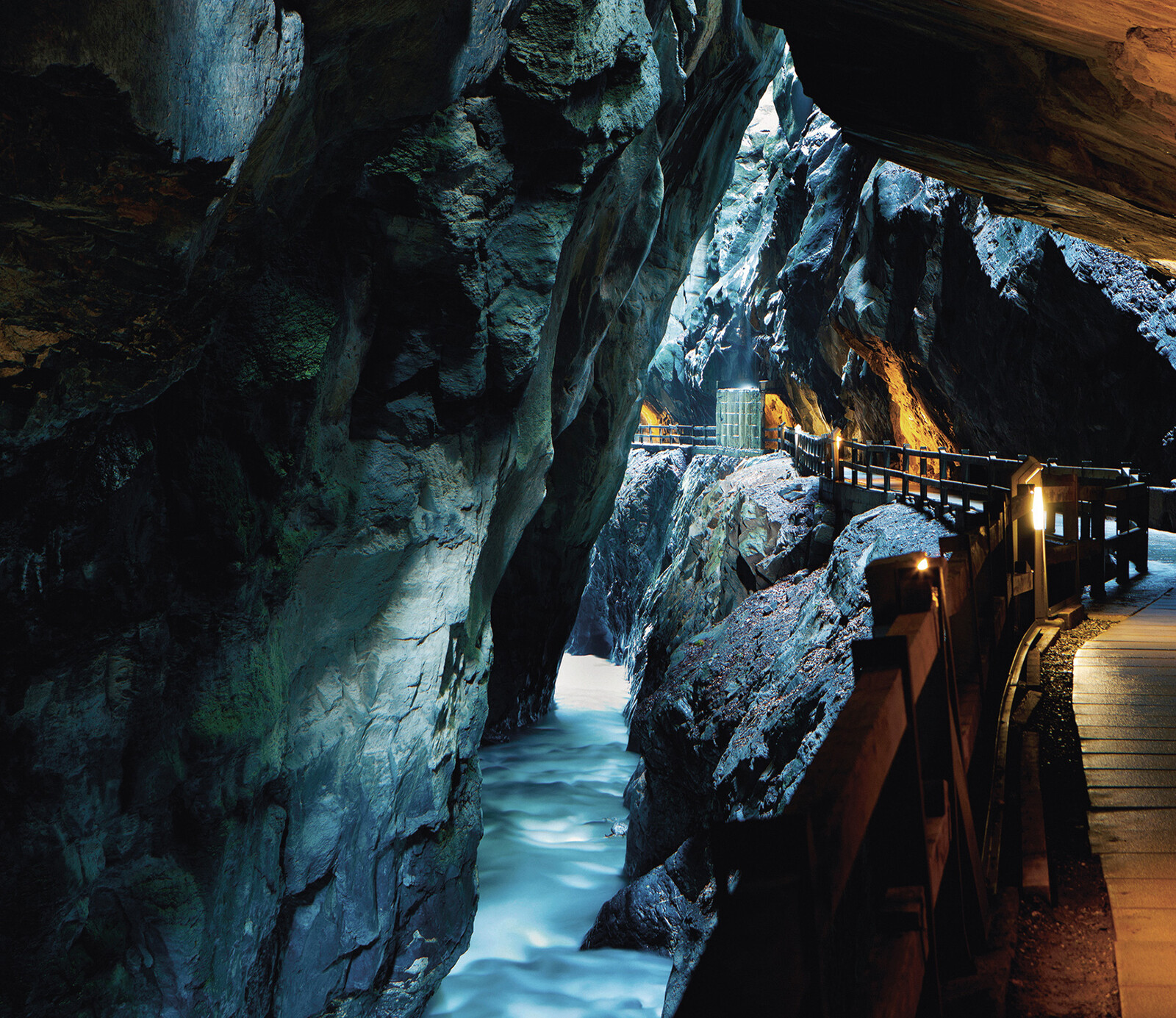 Blick in die beleuchtete Taminaschlucht aus Felsen.