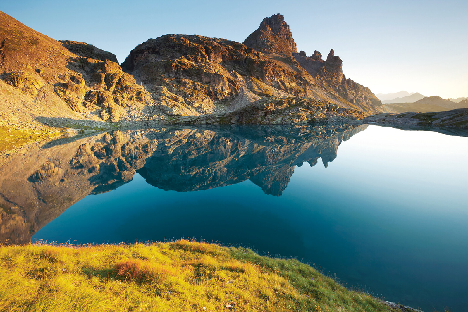 Traumhafter Blick auf den Schottensee in dem sich die umliegenden Berge spiegeln.