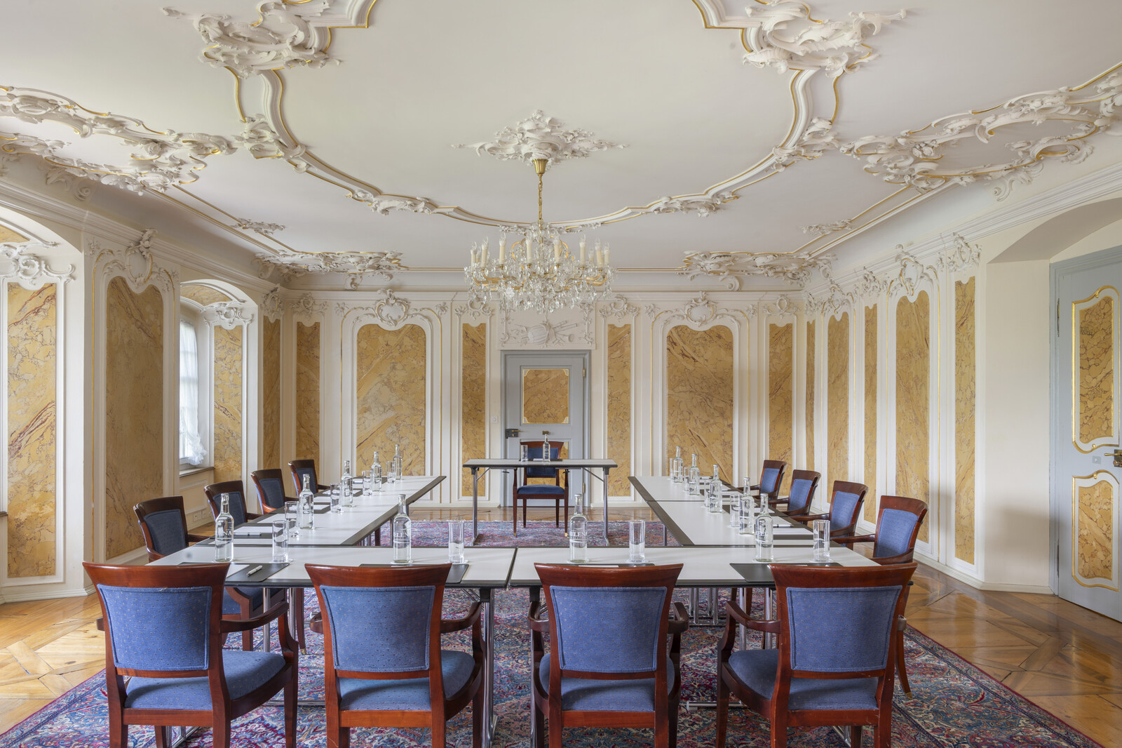 Lichtdurchfluteter Musiksalon mit fürstlichem Stuckmarmor und einer Konferenzstuhl Besetzung