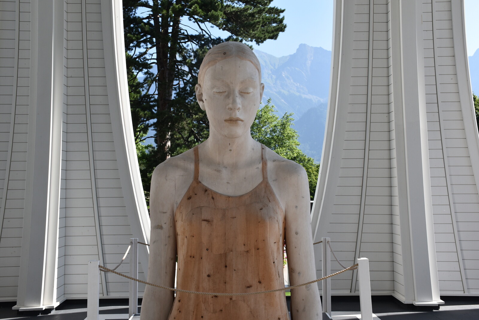 Die Holz Skulptur Laura Non c'é von Bruno Walpoth am Eingang von der Tamina Therme