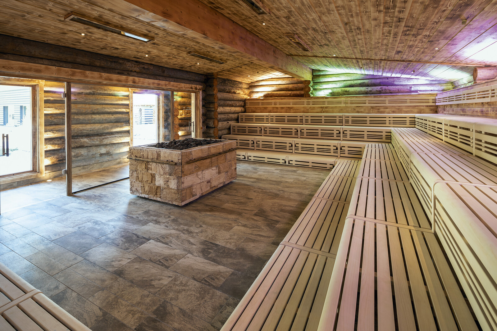 The kelo infusion sauna (Tamina Therme) is made of Scandinavian kelo wood.