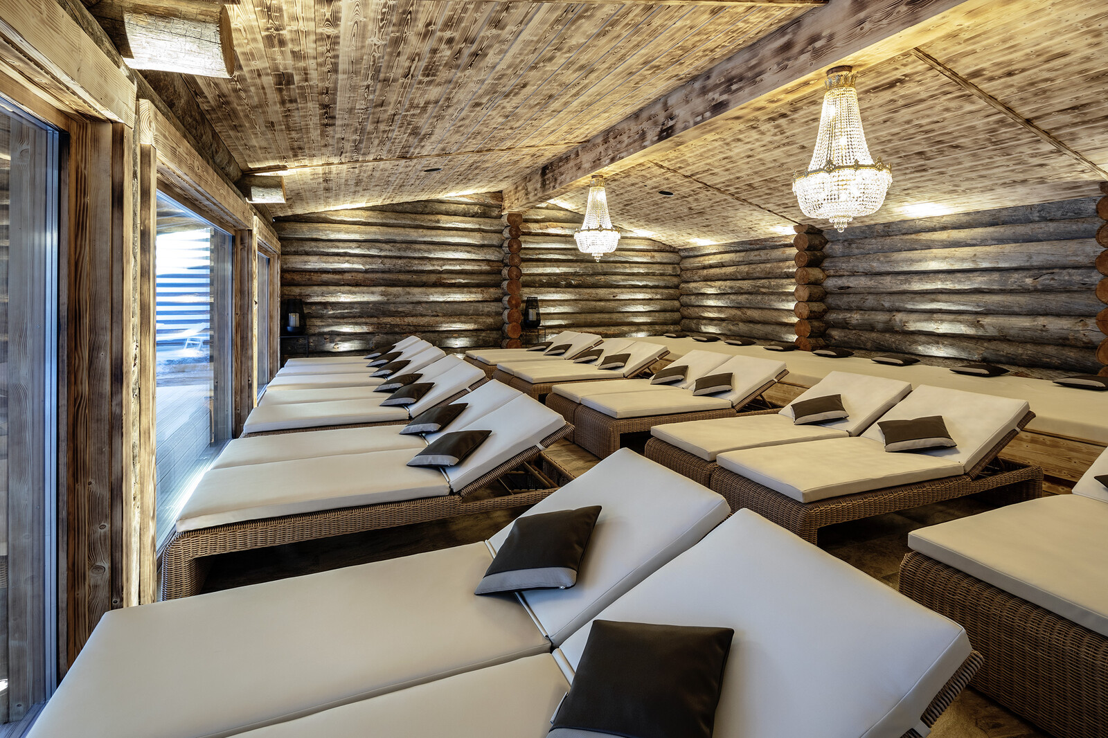 Kelo relaxation area (Tamina Therme): built using centuries-old Arctic pine with oak panelling and showers with ceramic tiles.
