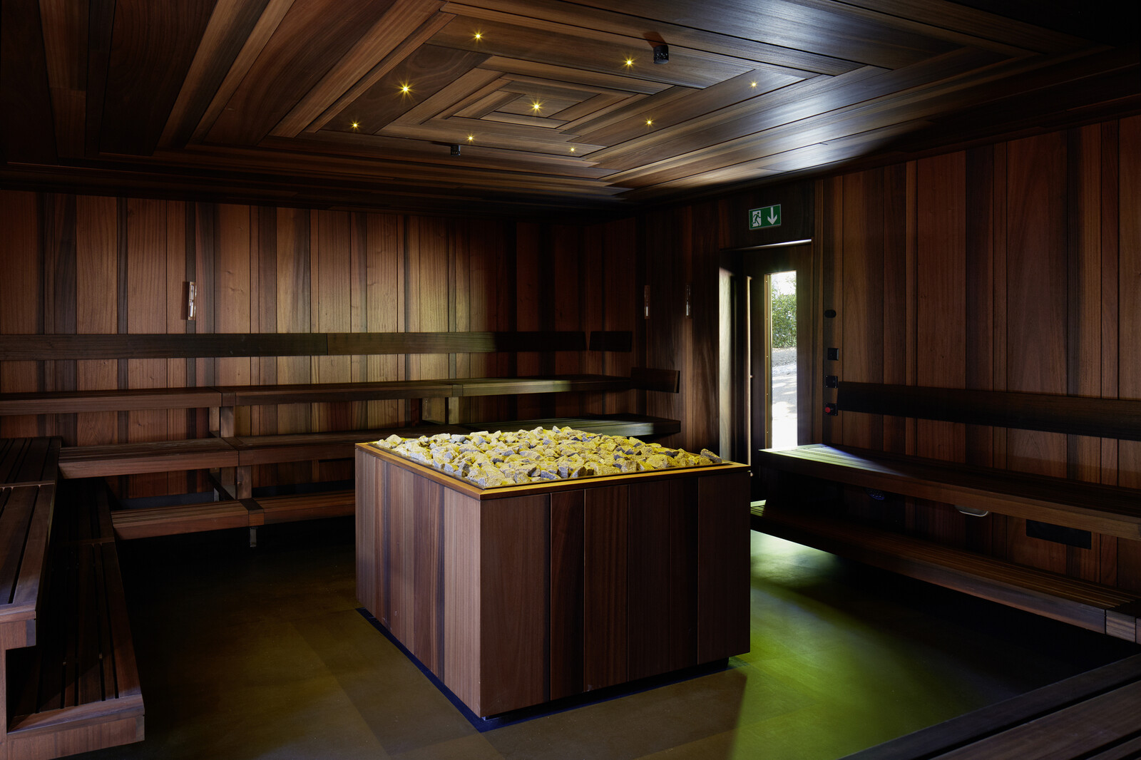 The Nera ritual sauna (Tamina Therme) is a poetic, simple wooden building whose unique construction is reminiscent of the nearby Tamina Gorge.