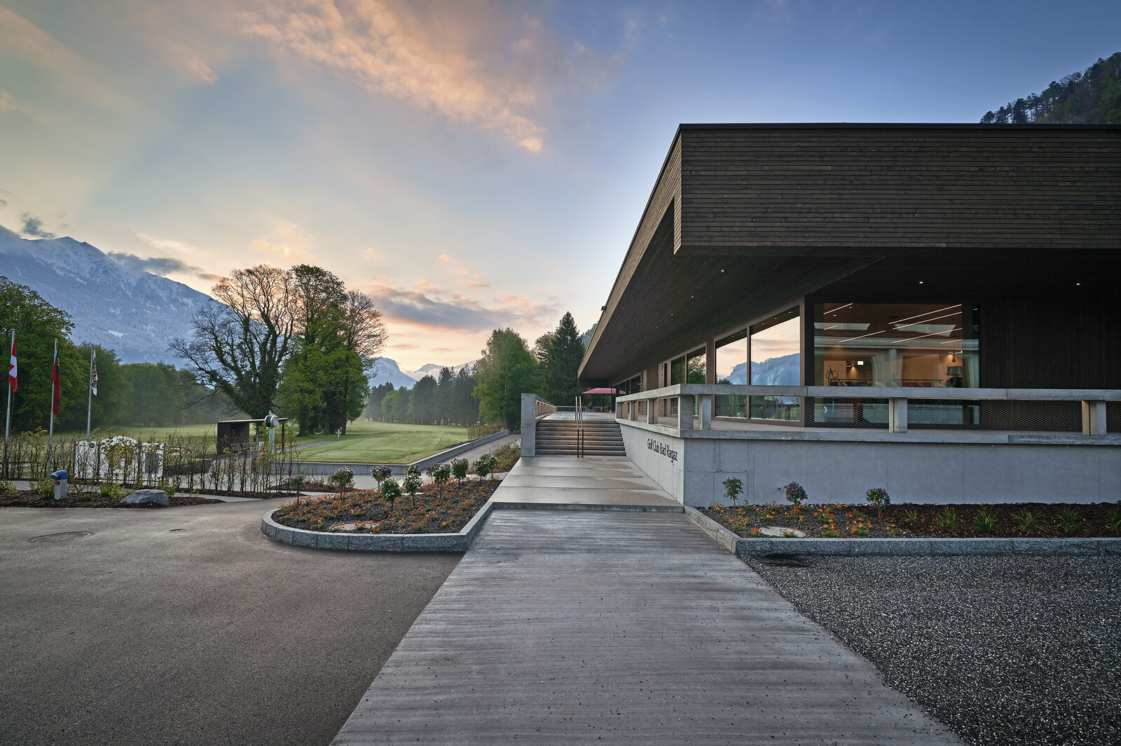 Morgendliche Lichterstimmung im Hintergrund des Golf Club Bad Ragaz