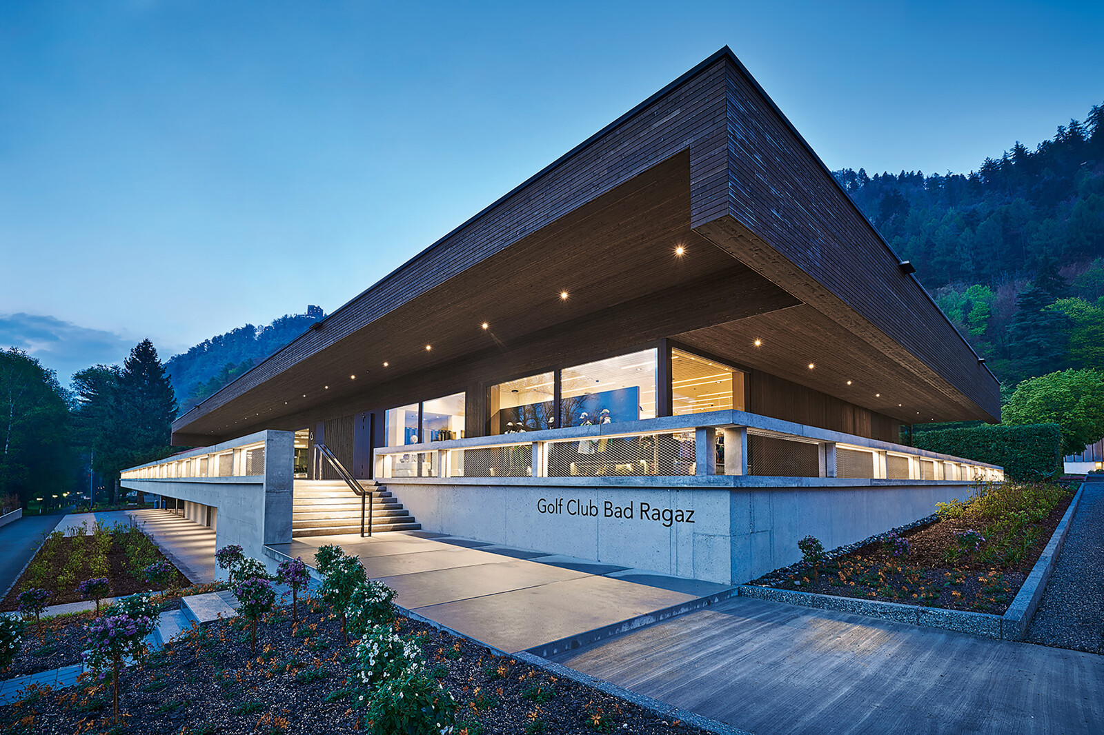 Aussenansicht des modernen Golf Club Bad Ragaz bei Nacht