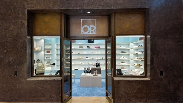 Die Shopfront der Boutique Ciel d'Or erlaubt ein Blick in des helle mit Schuhen und Accessoires gefüllte Geschäft.