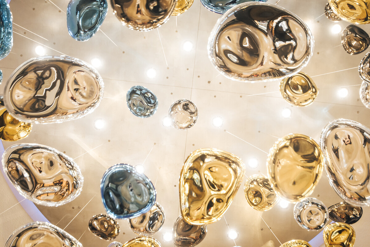 Goldene Deckendekoration in den Shopping-Arcaden von Bad Ragaz