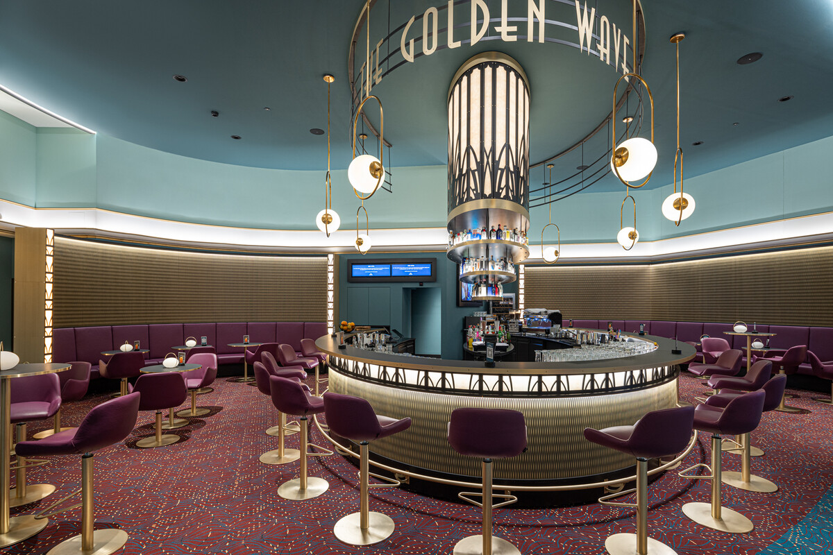 Die Golden Wave Bar des Casino Bad Ragaz, vor ihr stehen Stühle mit Tischen.