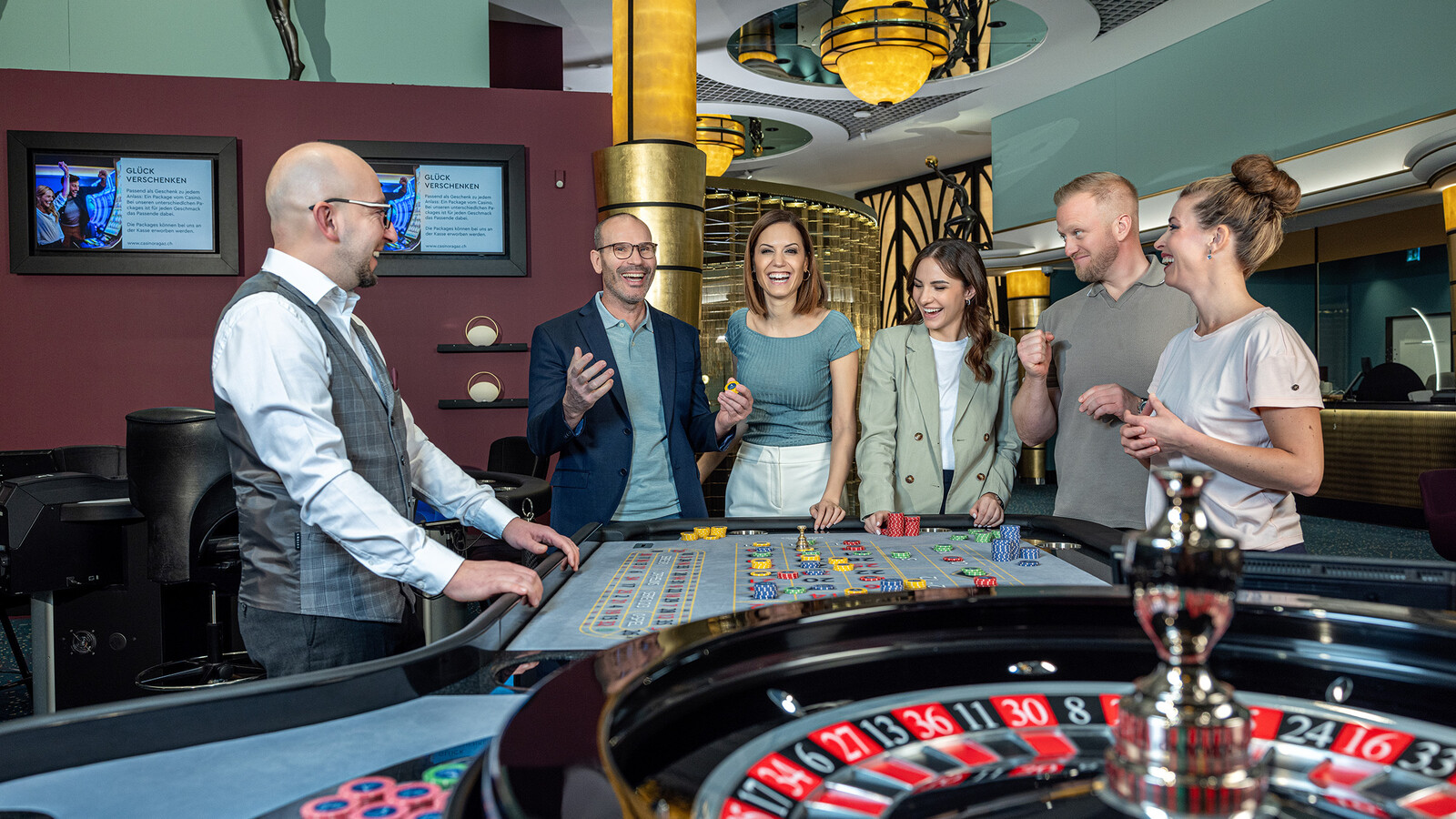 Fünf Gäste spielen Roulette im Casino Bad Ragaz.