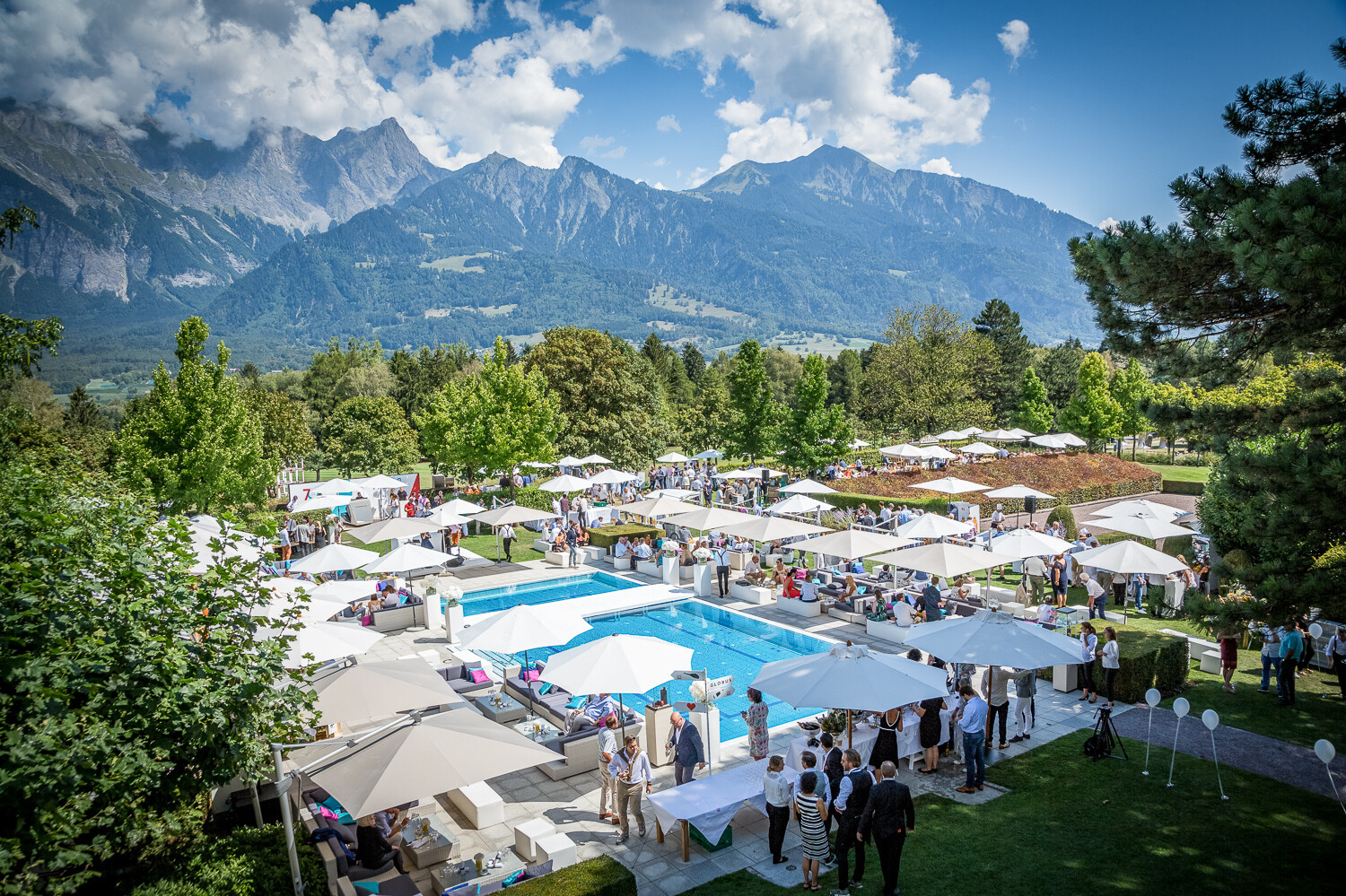 Blick auf ein Event rund um den außen Pool des Wellnesshotels in Bad Ragaz