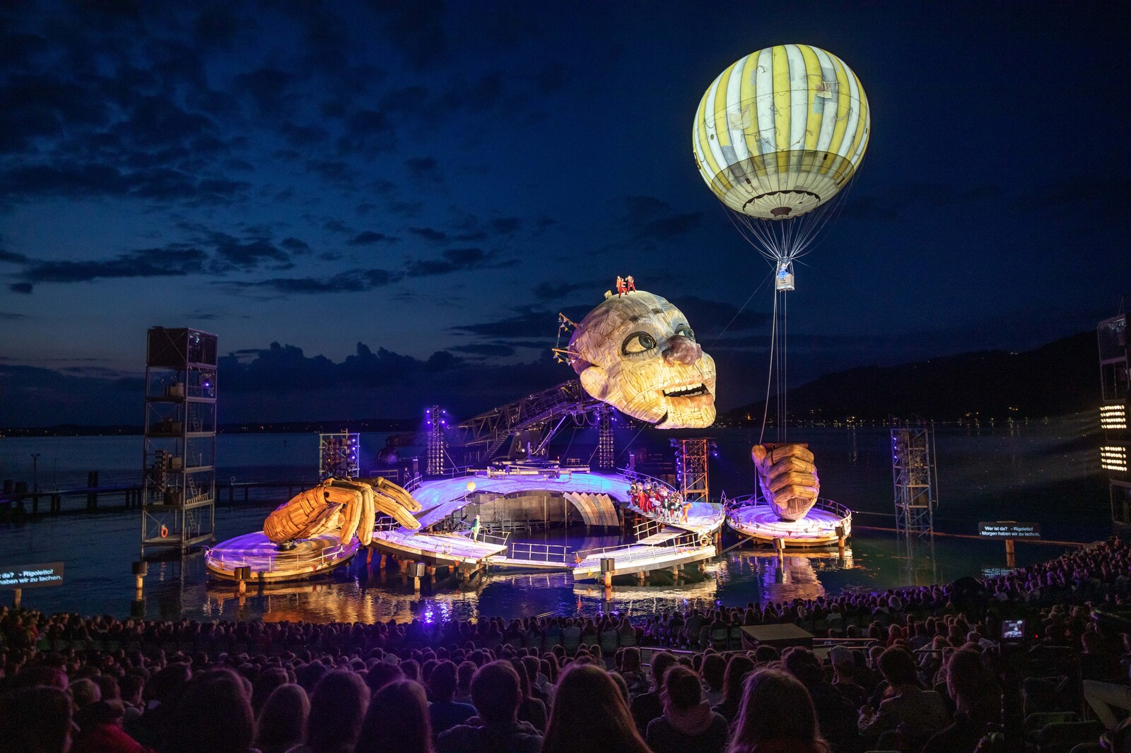 Blick auf die Bregenzer Festspielbühne mit prunkvoller Dekoration
