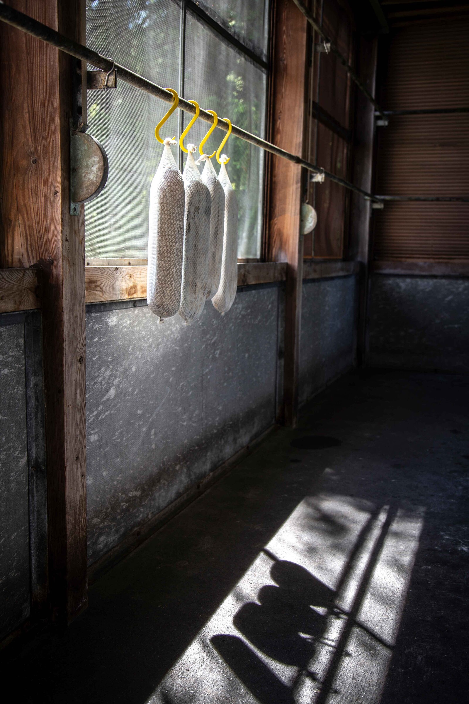 Nach dieser sogenannten Pökelung kommt das Fleisch zum Lufttrocknen auf den Dachboden.