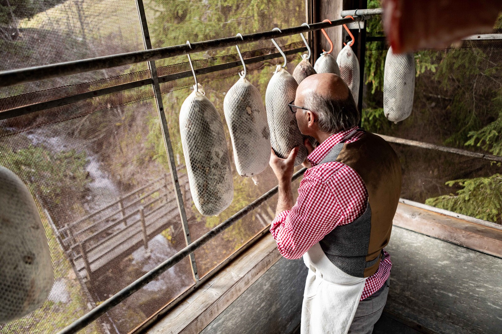 Für seine liebste Trockenfleischspezialität, das Bündnerfleisch, verarbeitet Brügger ausschliesslich erstklassige Schweizer Fleischstücke vom Rind oder der Kuh.