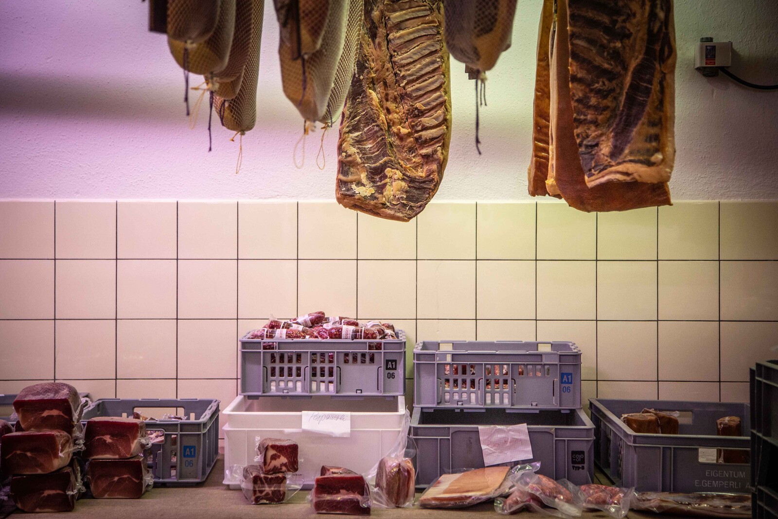 Die Fleischstücke reibt er mit einer Mischung aus Salz und Bio-Gewürzen ein und lagert sie einige Wochen im Kühlraum.