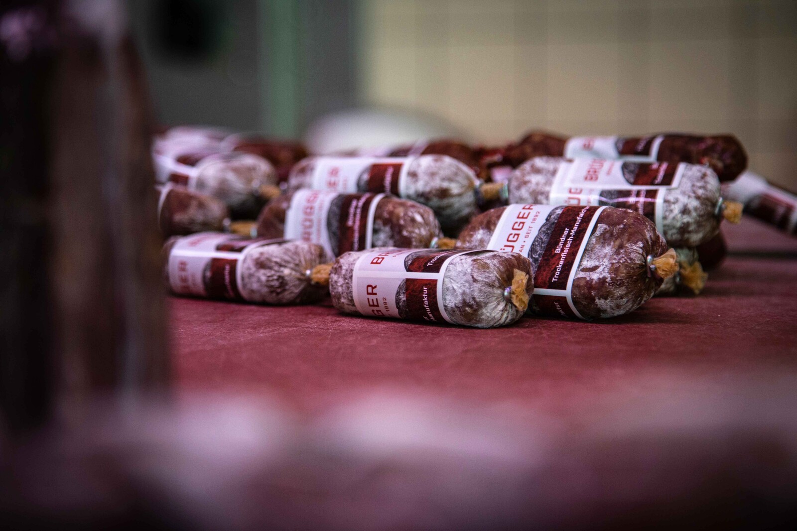 Die Trockenfleischspezialitäten der Brüggers sind ein reines Naturprodukt und werden noch nach jahrhundertealter Tradition an der Luft getrocknet und von Hand verarbeitet.