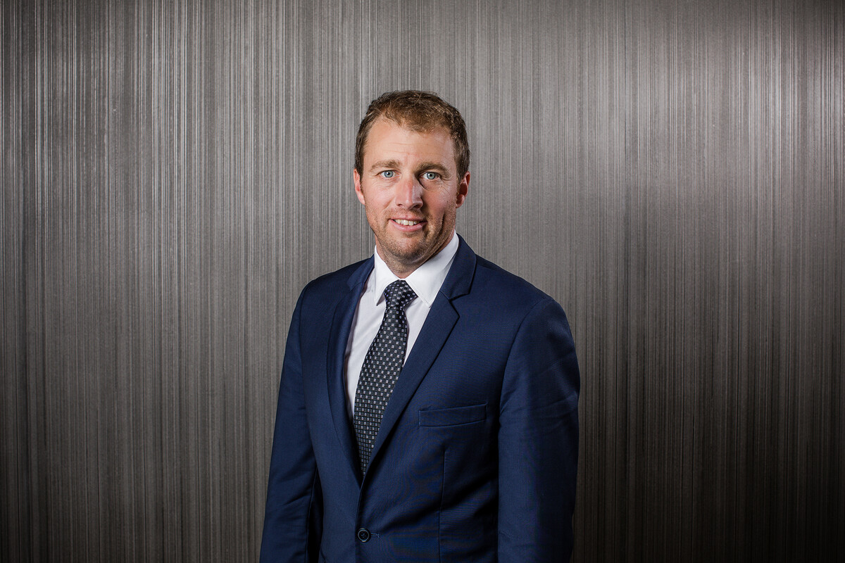 Blick auf den hellblauen Flusszulauf der Tamina Schlucht