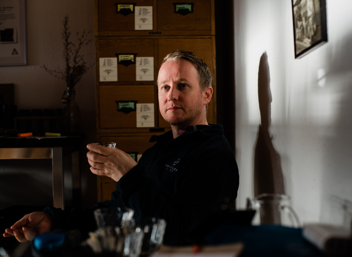 Der 41-jährige Philipp Henauer hat wahrlich Koffein im Blut. Als Barista-Trainer und Geschäftsführer der Familien-Rösterei Henauer ist er ein absoluter Kaffee-Profi.