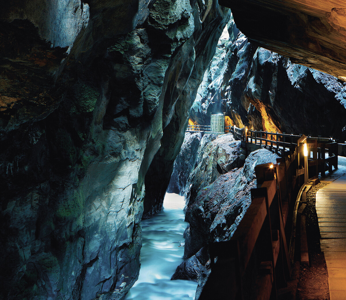 Ein Blick in die Taminaschlucht, welche stimmungsvoll beleuchtet ist.