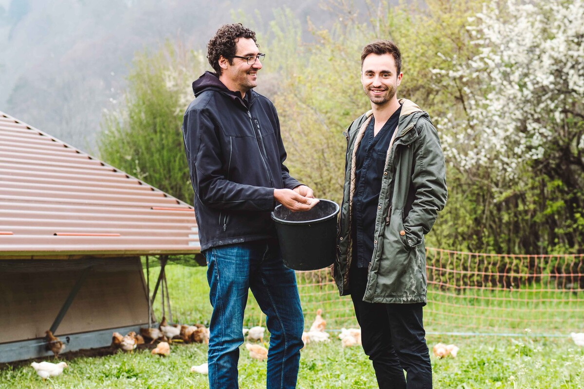 Silvio Germann (r.) überzeugt sich vor Ort von der artgerechten Haltung, mit der Roman Clavadetscher seine Brüderhähne aufzieht.