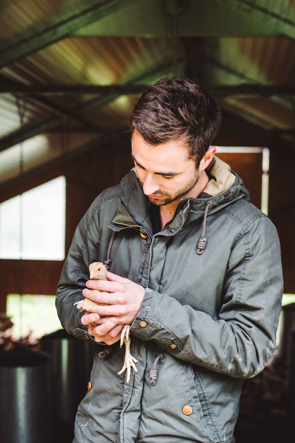 Für Küchenchef Silvio Germann ist es wichtig zu wissen, dass die Bruderhähne ein schönes Leben hatten, bevor sie geschlachtet werden.