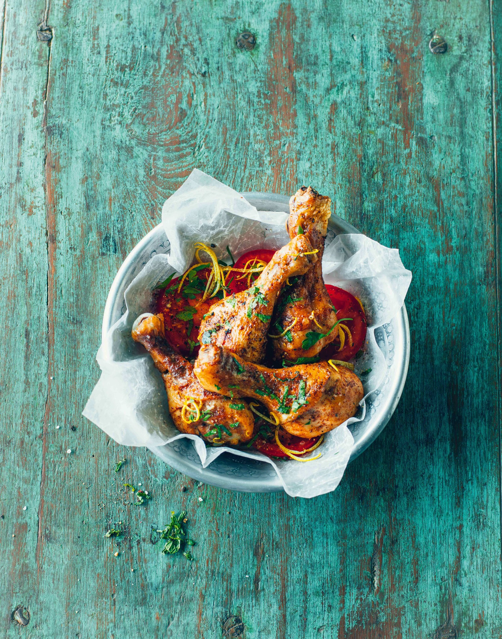 Knusprige Hähnchenkeulen wurden appetitlich in einem Körbchen angerichtet.