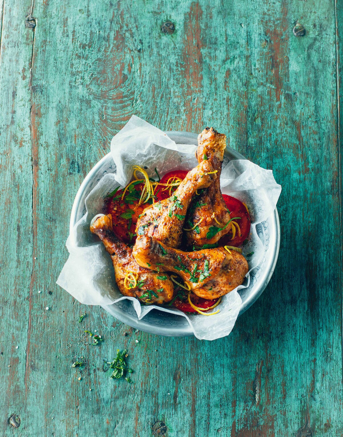 Knusprige Hähnchenkeulen wurden appetitlich in einem Körbchen angerichtet.