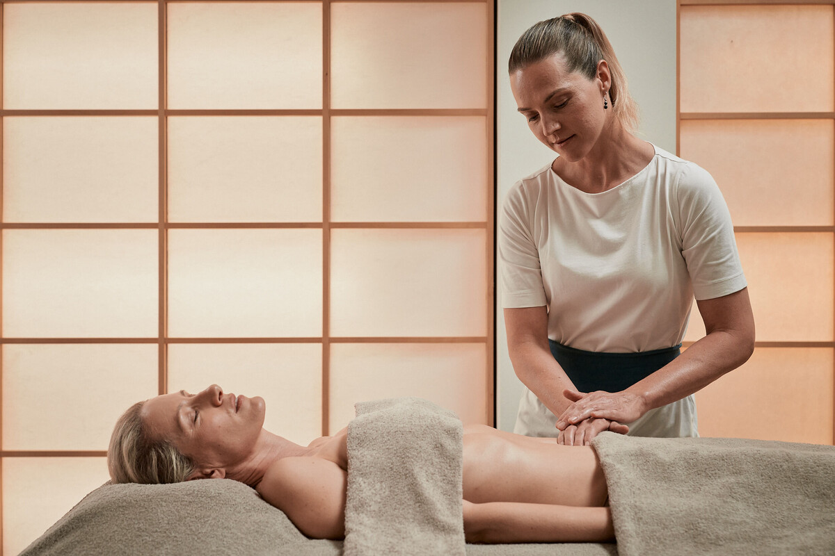 Für eine Chi Nei Tsang®-Massage benötigt Nicole Benak viel Fingerspitzengefühl.