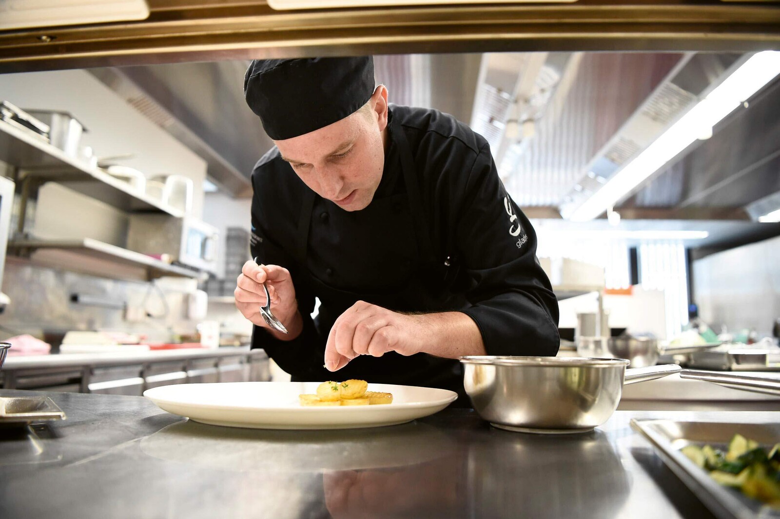Küchenchef Michael Pilman bei dem Anrichten eines Tellers.