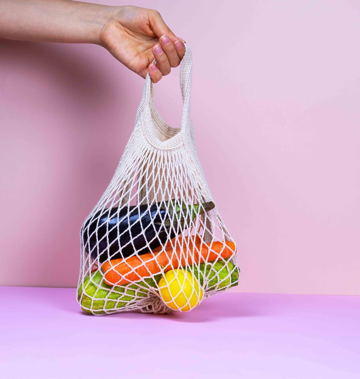 Eine Hand hält einen Beutel mit lokalem Obst und Gemüse aus der Region